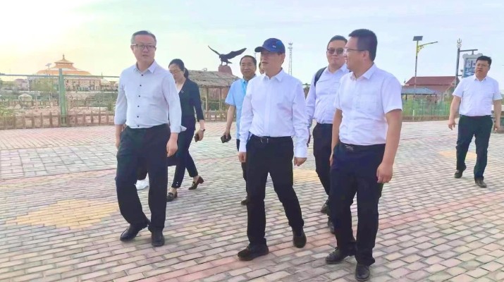 石培文董事長(zhǎng)調(diào)研平山湖大峽谷景區(qū)