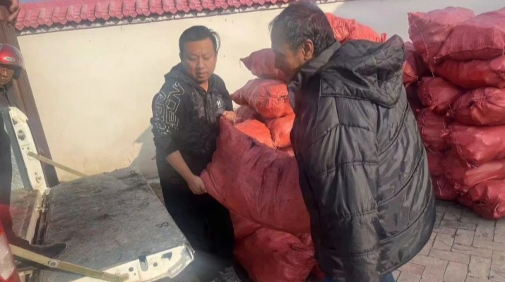 集團駐村工作隊開展“寒冬送溫暖，關愛暖人心”慰問活動